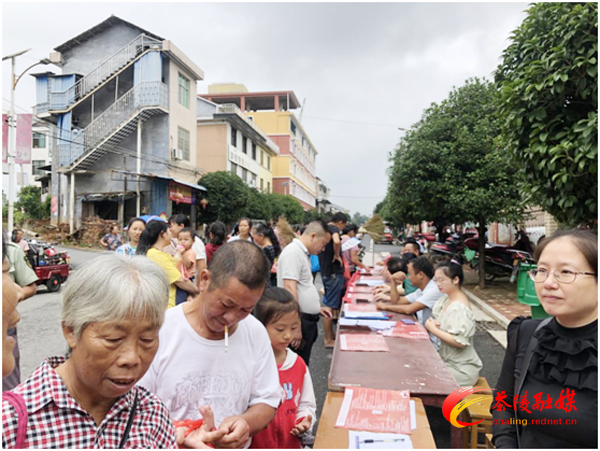 严塘镇开展“贫困人口返岗就业”现场招聘会
