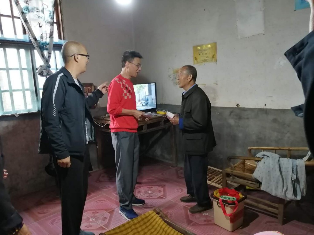 县委编办节前走访送温暖