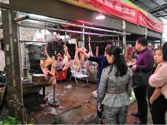 国卫提升工作指挥部一行到中南蔬菜批发大市场活禽交易区、熟食区现场进行现场考察