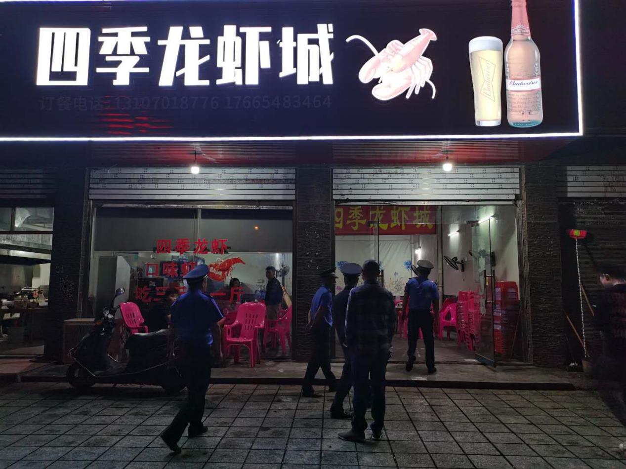 株洲市生态环境局攸县分局联合县城管大队开展城区夜宵门店突击检查