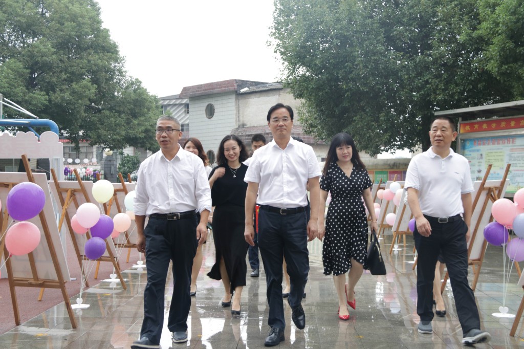 区四大家主要领导开展教师节走访慰问活动