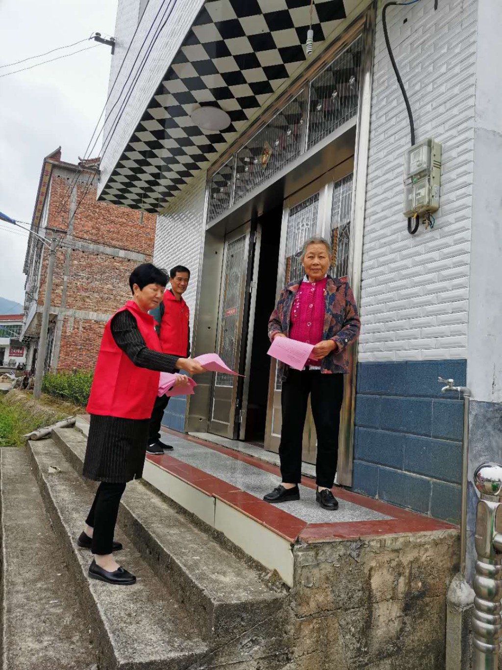党旗下的新时代文明实践 丫江桥镇盆上村开展“巾帼先行 创最美庭院”志愿服务活动