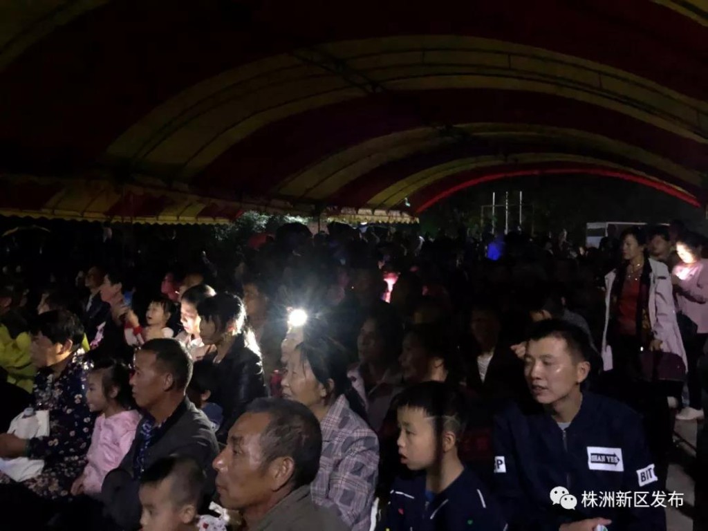 乡村星空电影周开启，《小山河》举行全国首映礼