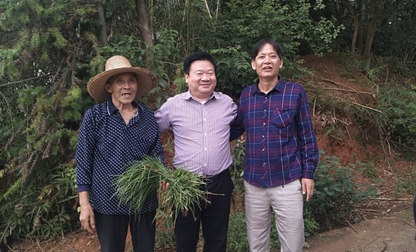 市审计局领导到白壁村慰问贫困户