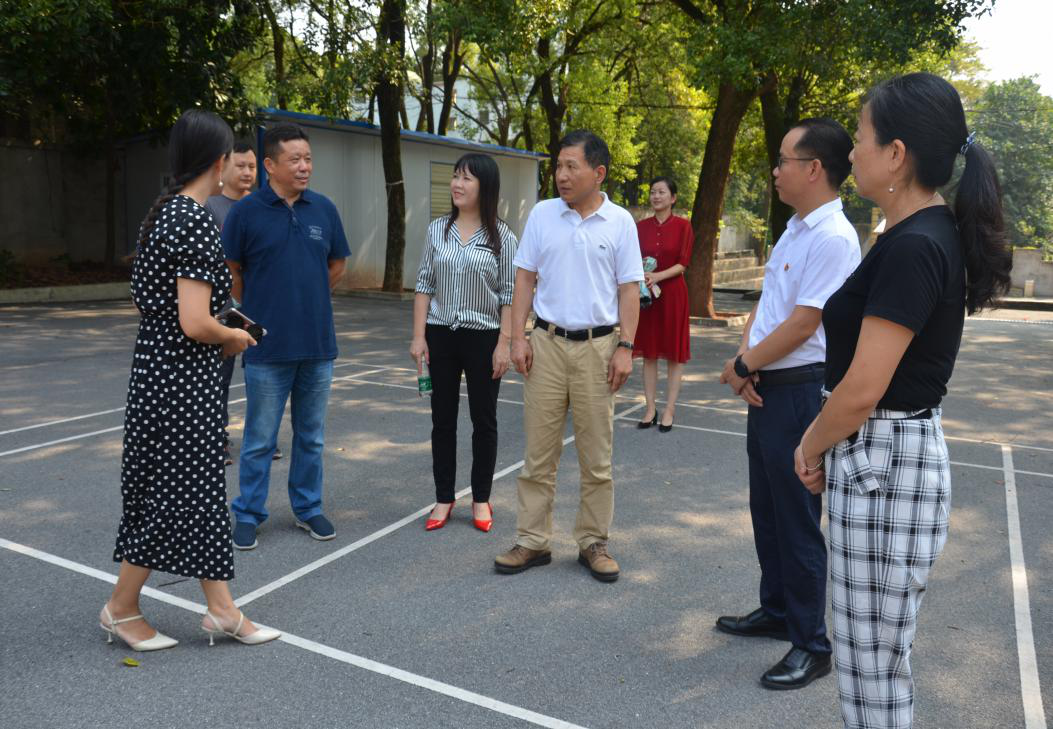 市教育局一行到荷塘区指导疫情防控及开学工作