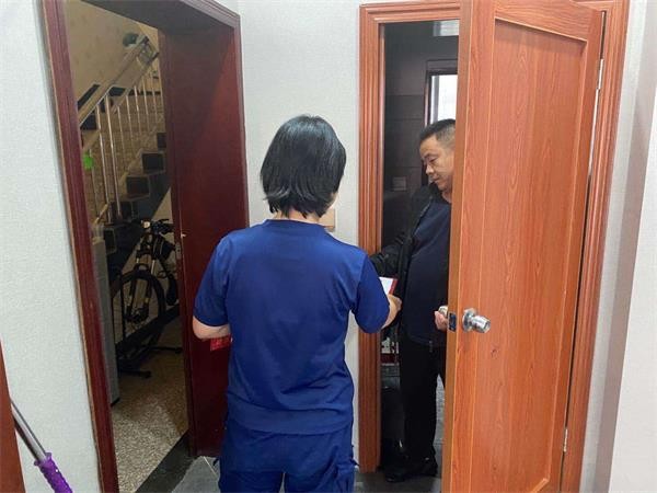 攸县消防救援大队消防宣传员开展“入户送平安”行动