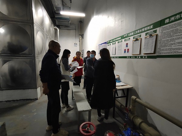 市住建局生活饮用水专业组实地督查我区重点场所二次供水情况