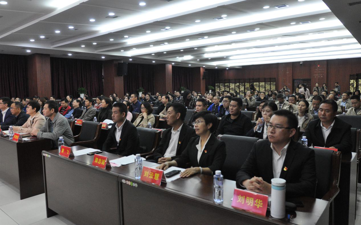 黄诗燕同志先进事迹报告会走进市国资委系统