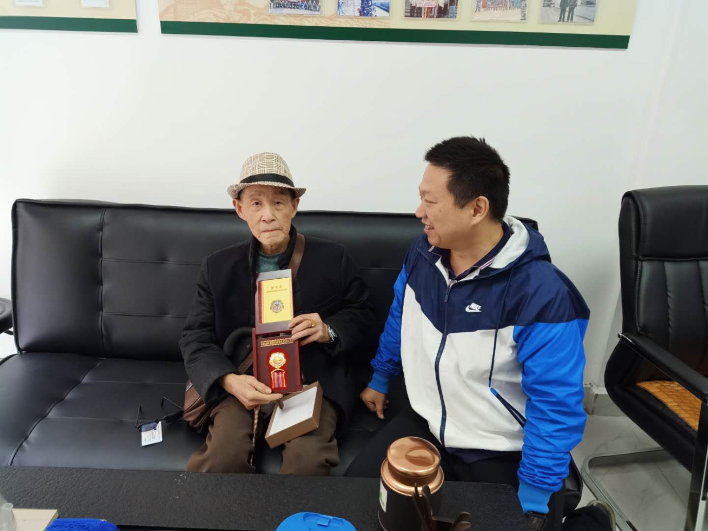 茨菇塘街道为抗美援朝老兵颁发纪念章