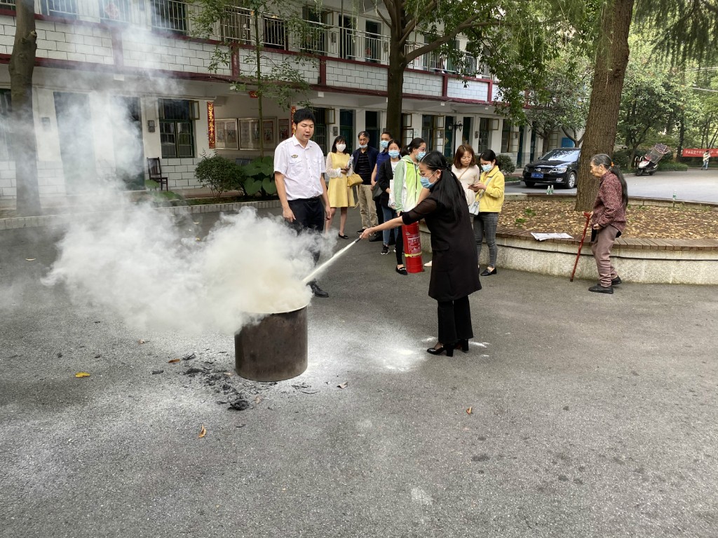 消除事故隐患，筑牢安全防线——区民政局开展消防培训演练