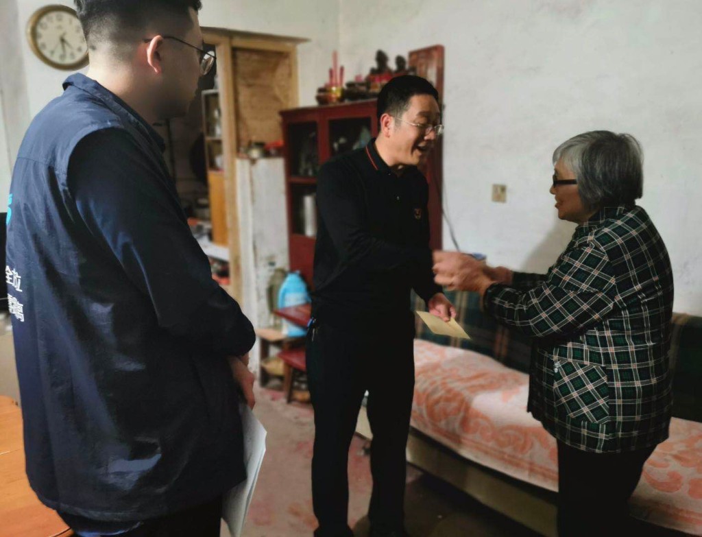 区住建局局长陈新明走访慰问白关镇桐木山村及沿河社区困难群众