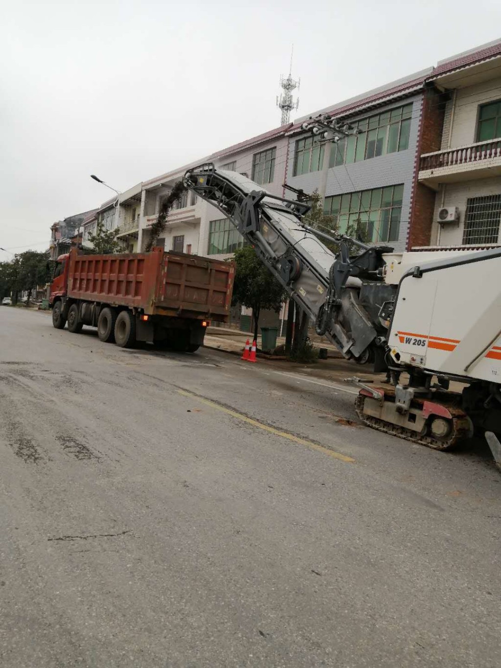 交通事务中心全力推进大中修工程，为群众出行提供更好通行环境