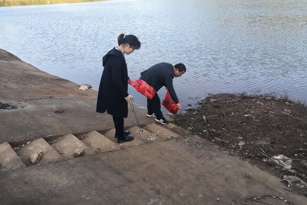 明照街道组织开展“河湖洁净月”活动
