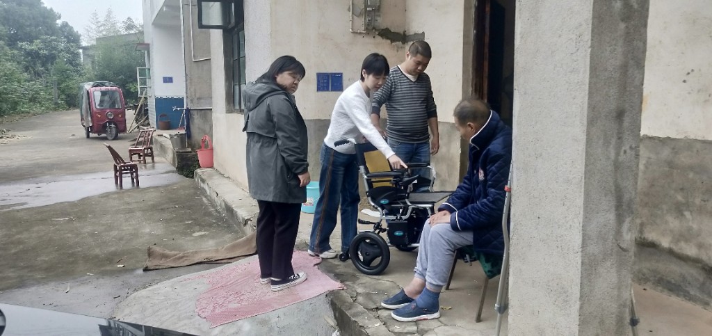 区残联：发放免费辅具 关爱残疾人