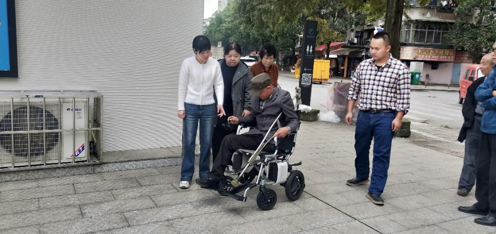 区残联：发放免费辅具 关爱残疾人