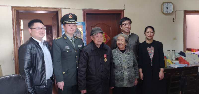 荷塘区为老战士颁发“中国人民志愿军抗美援朝出国作战70周年”纪念章