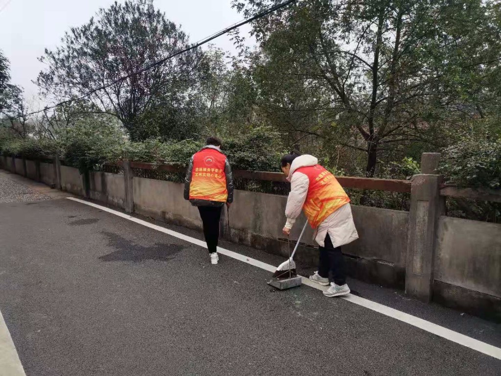 董家塅街道开展志愿者护河巡河活动