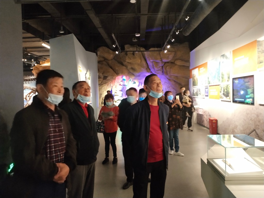 金山街道退休党支部走进博物馆开展主题党日活动
