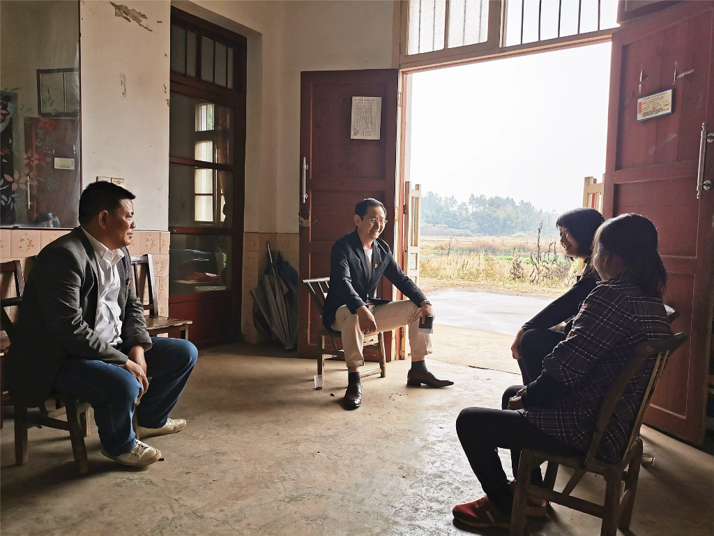 刘方率市审计局领导班子到白壁村走访慰问贫困户