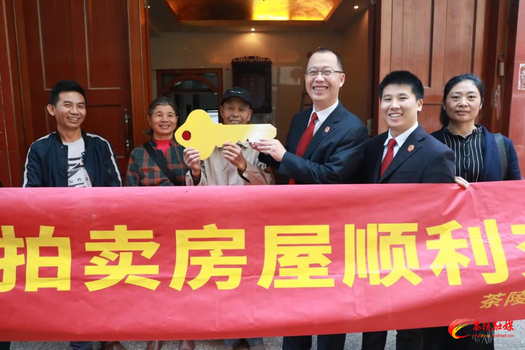 法院依法执行腾房 人大代表现场见证