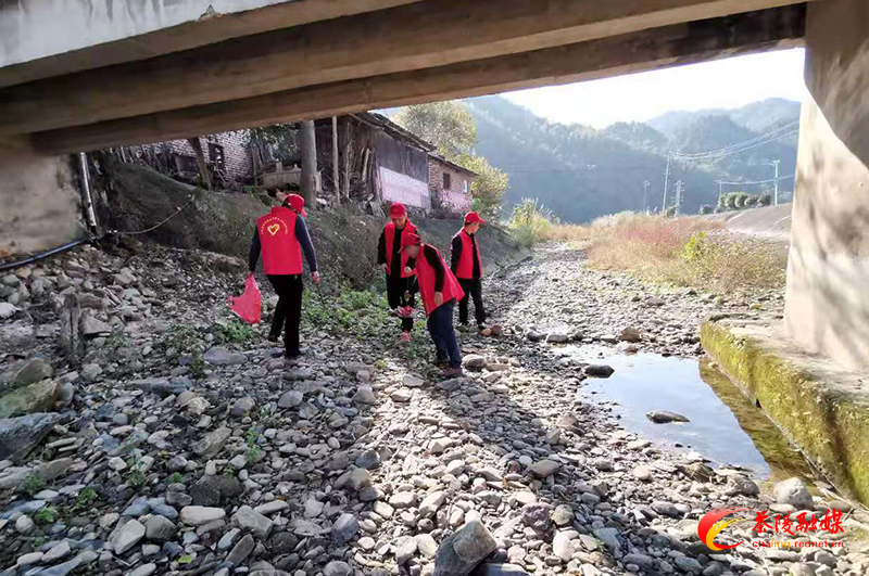 县移民事务中心开展“节水、护水、爱水 "行动