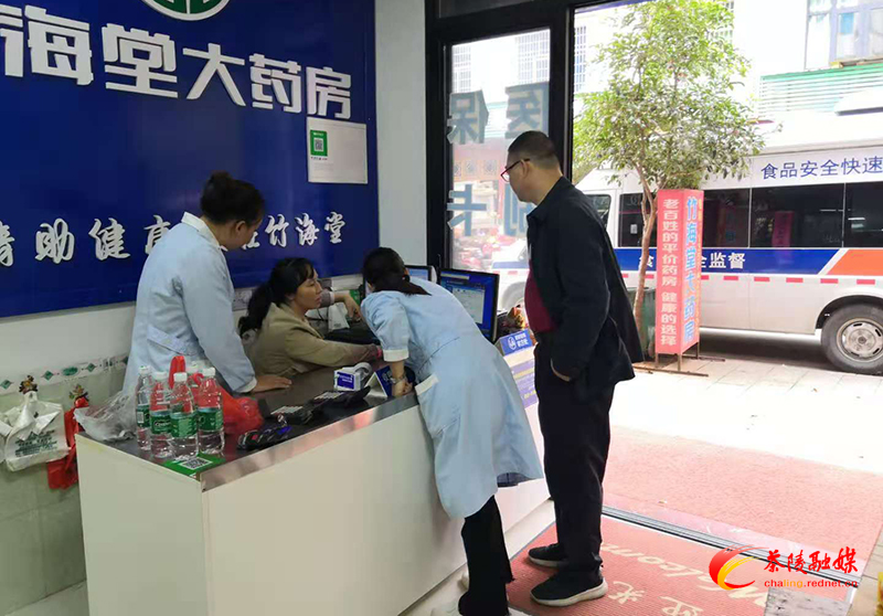 茶陵县市场监督管理局对高陇辖区内药品零售店开展换证监督检查