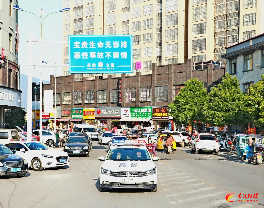 法院依法执行腾房 人大代表现场见证