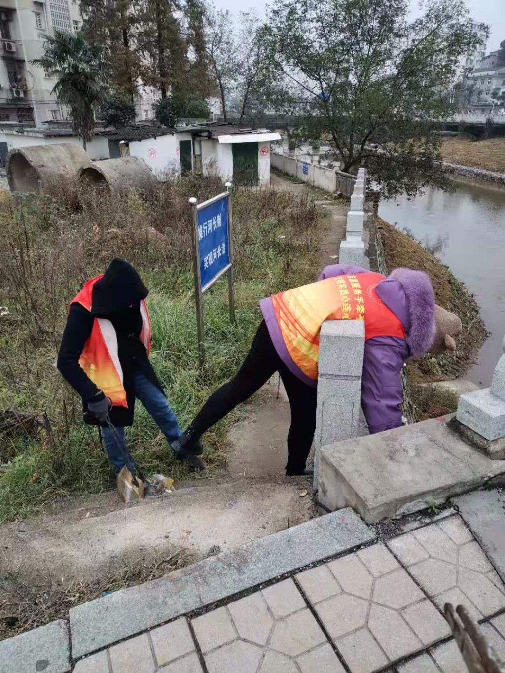 董家塅街道开展志愿者护河巡河活动