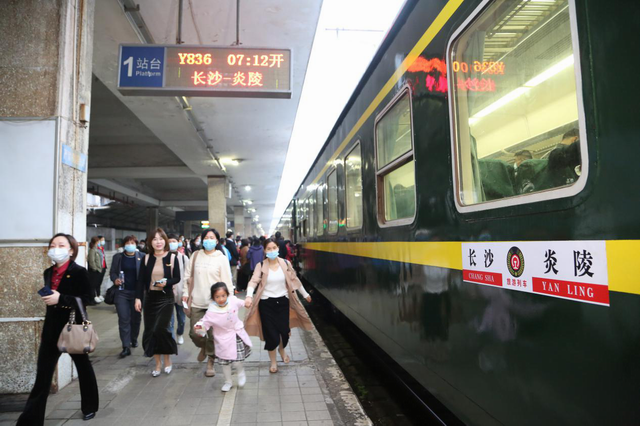 醴茶铁路首趟商务定制旅游专列成功开行（图）