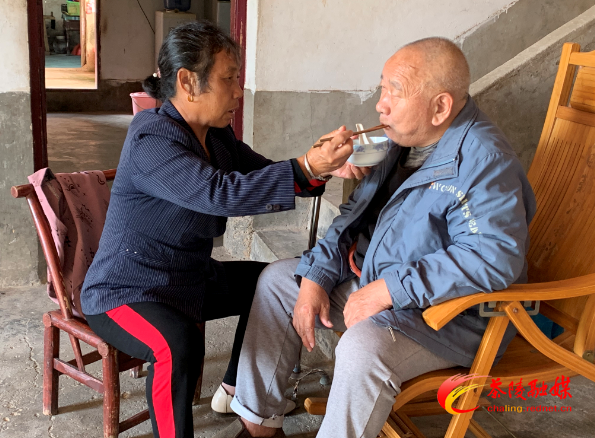 周生元：23年的坚守换来瘫痪丈夫重新站起