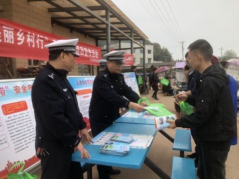 交警积极开展“美丽乡村行”交通安全宣传活动