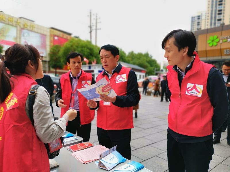 县委书记康月林参加人口普查登记
