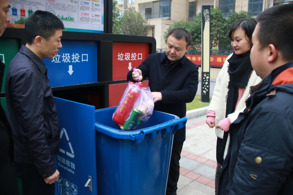 邬凌云调研黑臭水体治理和垃圾分类工作