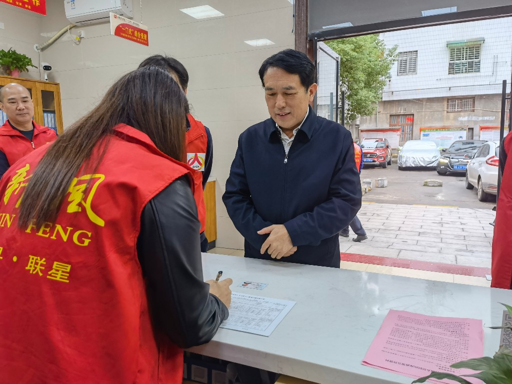 县委书记康月林参加人口普查登记