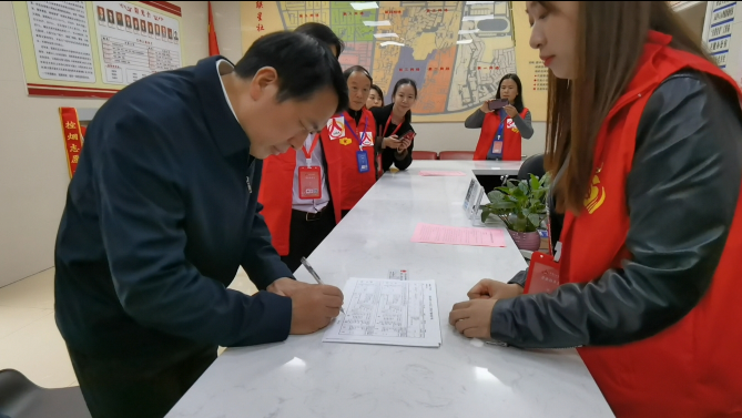 县委书记康月林参加人口普查登记