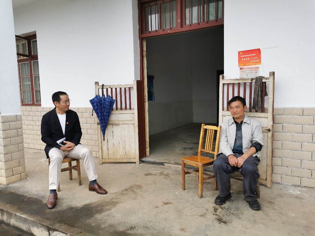 刘方率市审计局领导班子到白壁村走访慰问贫困户
