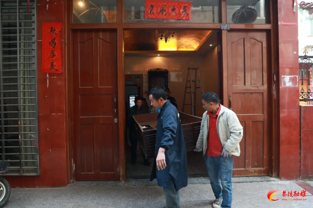 法院依法执行腾房 人大代表现场见证