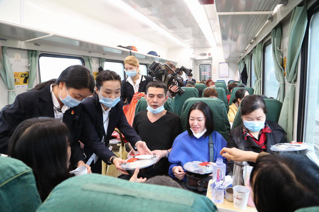 醴茶铁路首趟商务定制旅游专列成功开行（图）