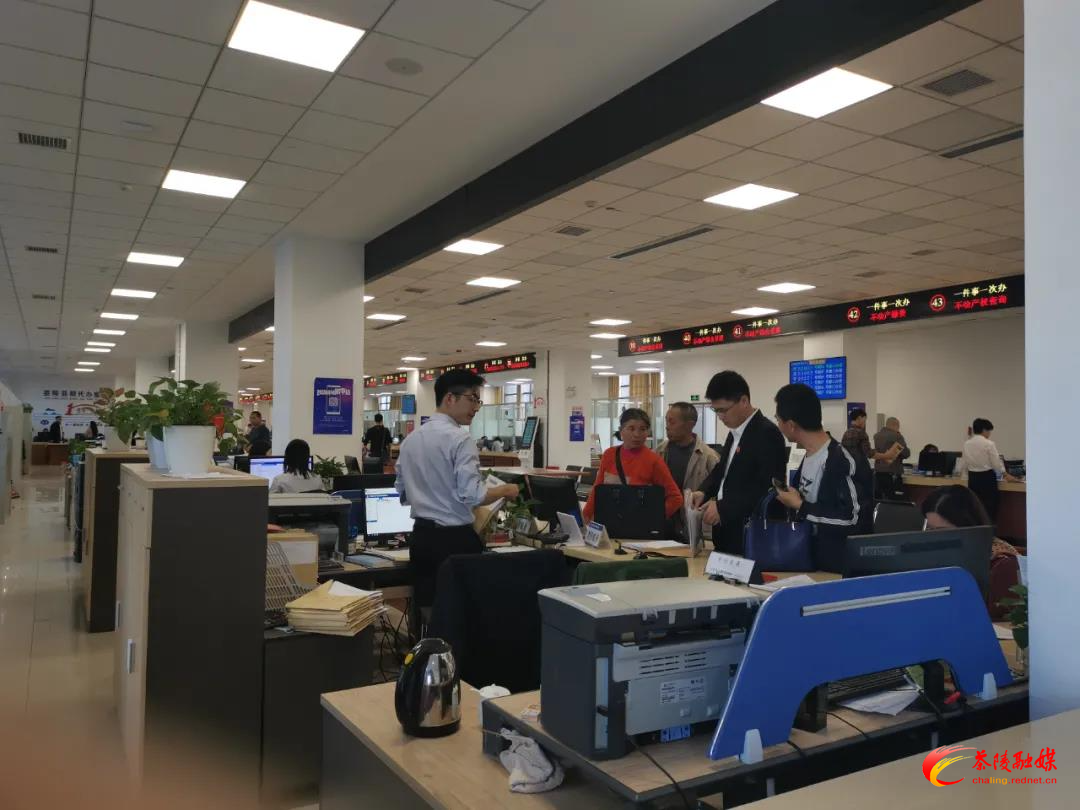 法院依法执行腾房 人大代表现场见证