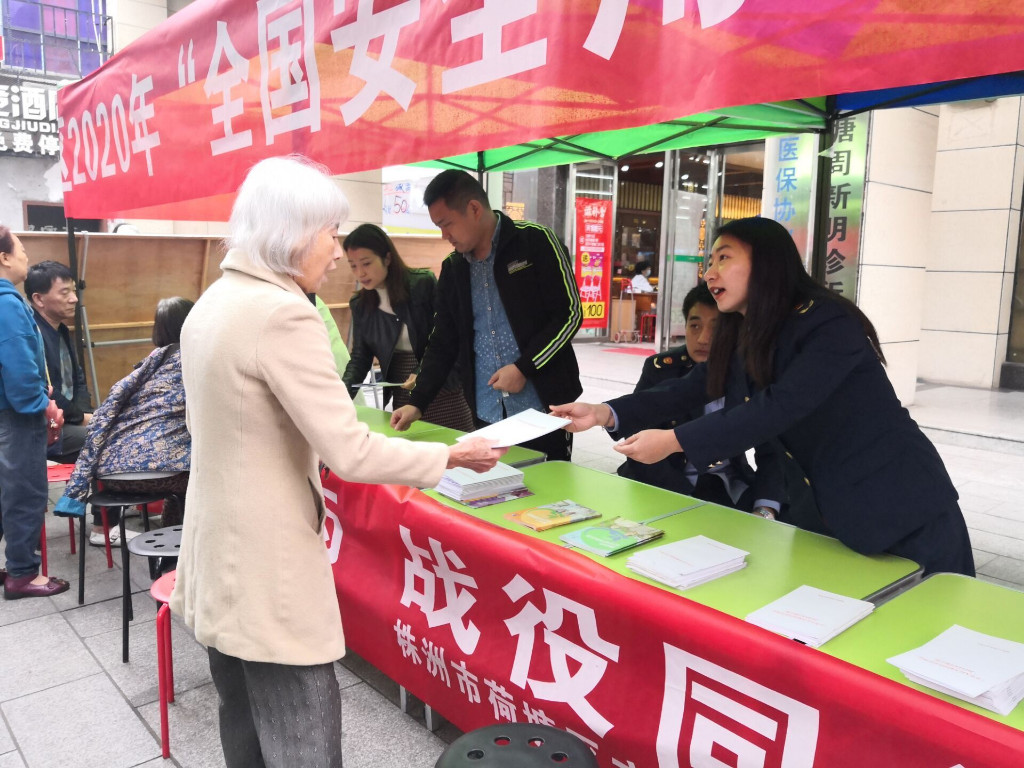 区市场监管局组织开展“全国安全用药月”宣传活动