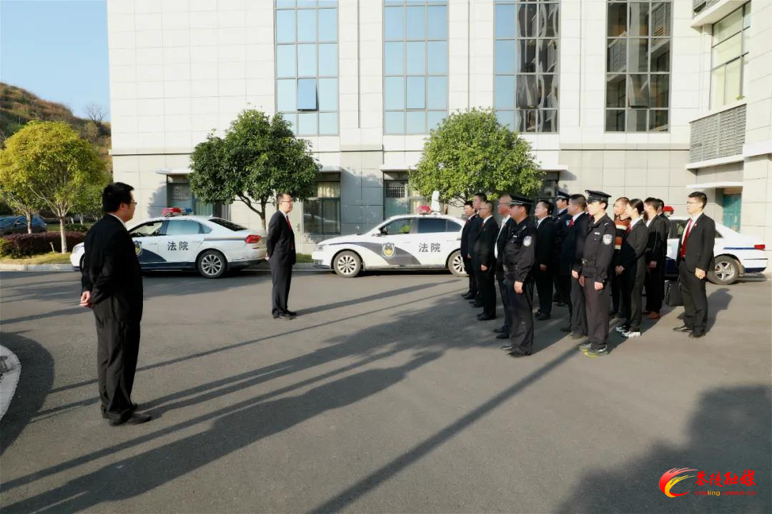 法院依法执行腾房 人大代表现场见证
