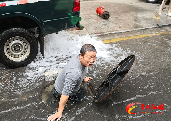 消防栓被撞断水柱如泉涌 抢修人员跳进冷水关闭阀门