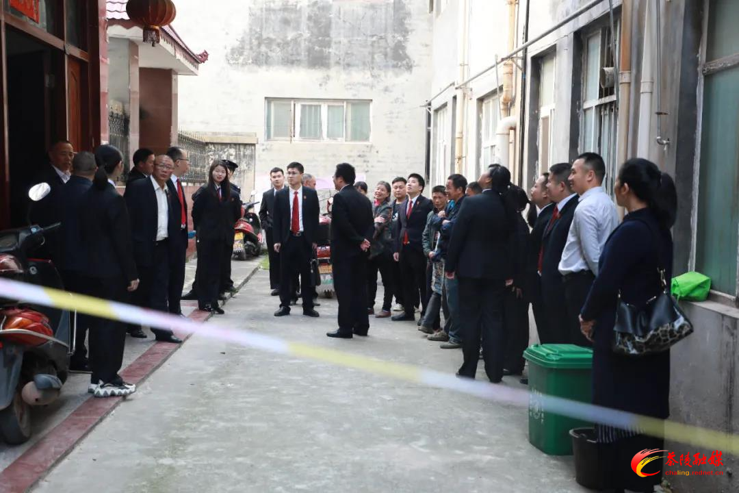 法院依法执行腾房 人大代表现场见证