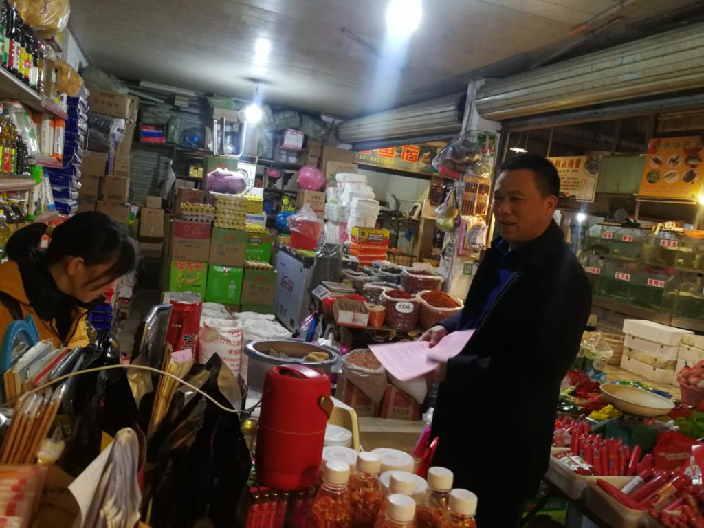 区市场监管局开展农贸市场食品安全宣传活动