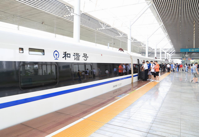 株洲西站今年新增日常运行经停车次14趟（图）