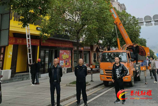 【城市靓起来】依法拆除违规招牌 还原城市靓丽风采
