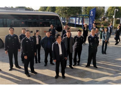 谭可敏同志出席考试中心交接仪式