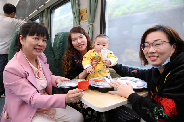 醴茶铁路首趟商务定制旅游专列成功开行（图）