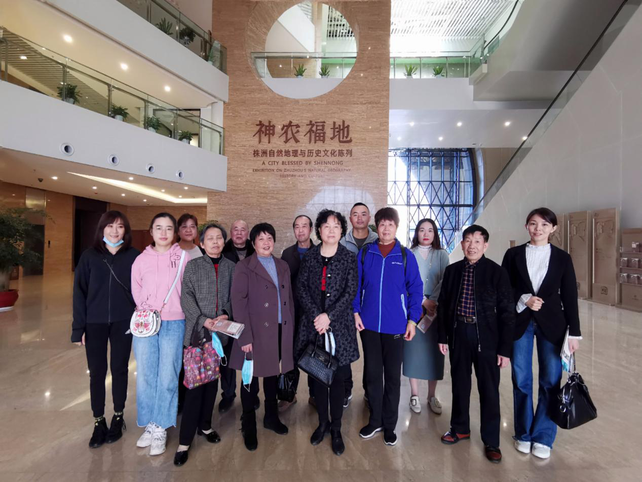 区科工信局开展重阳敬老活动