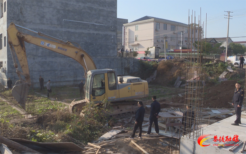 县城管局依法强制拆除思聪街道思聪村一处违法建筑